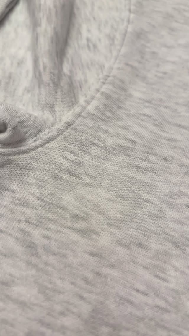 Zo maak ik een Mama-sweater, stap voor stap ✂️🧵
Met zorg uitgekozen stof uit het kledingstuk van jouw kleintje
→ omgetoverd naar een blijvende herinnering voor mama.
Liefde die je kunt dragen
#handgemaakt #mamasweater #fleurigenfijn