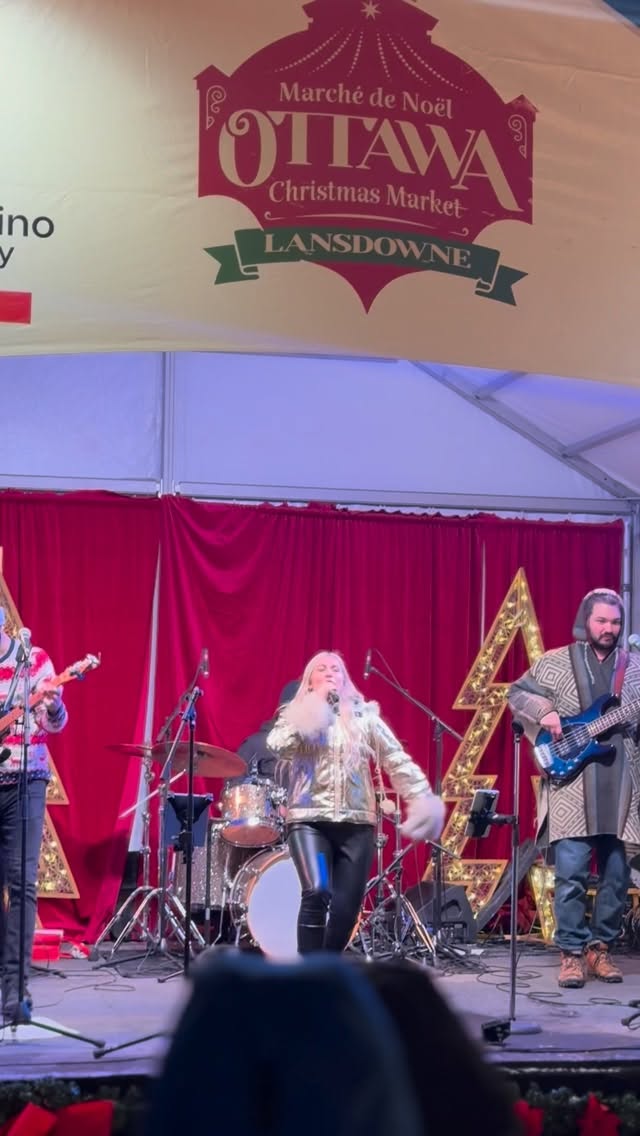 One of my favorite Christmas songs to rock out with the bandđđ
.
.
Une de mes chansons de NoĂ«l prĂ©fĂ©rĂ©es Ă rocker sur scĂšne avec le band đđ