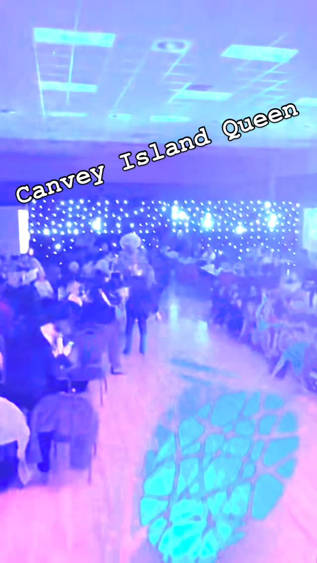 51 years apart two different Queens share the same stage! Thanks to all at the fabulous new PADDOCKS venue in Canvey Island. #thepaddocks #canveyisland #dreamboys