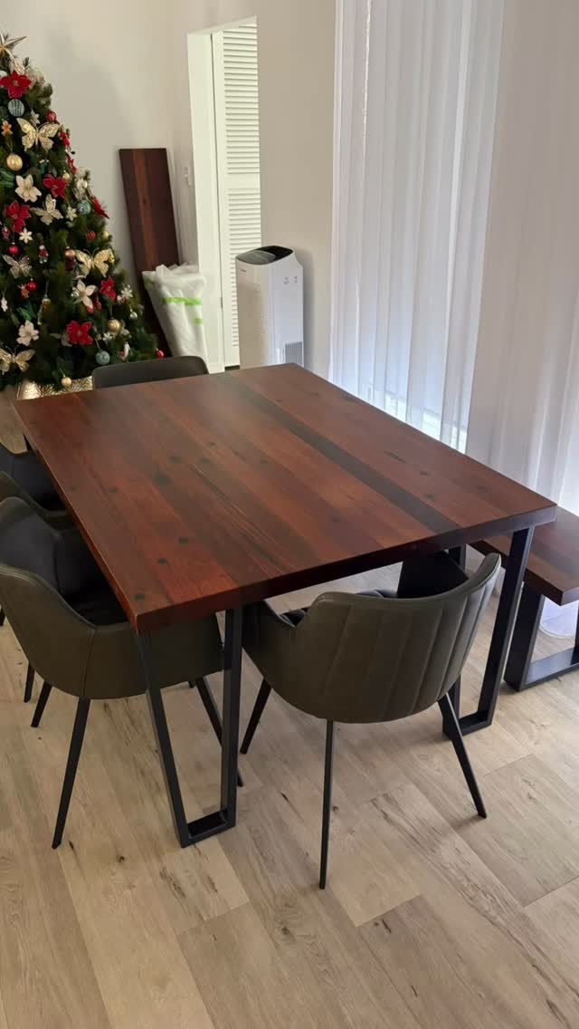 A few pics of yesterdays delivery of the recycled red iron bark table and bench seat. This one came up a treat 👌
.
.
.
.
.
.
.
.
#interiordesign #bespoke #customfurniture #furnituredesign #bespokefurniture #furniture #homedecor #diningtable #diningroom #ballarat #ballaratbusiness #ballaratsmallbusiness #benchseat #diningroomdesign #diningroomdecor