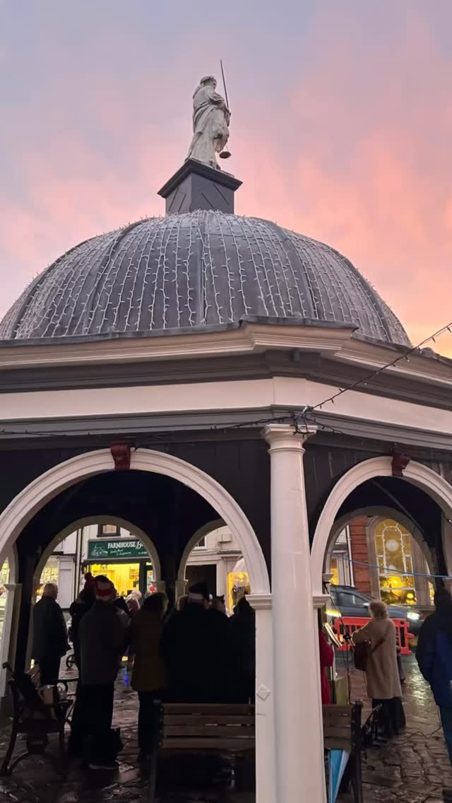 And they’re on! And very lovely and twinkly they are too.
#bungay #bungaysuffolk #marketplacelights