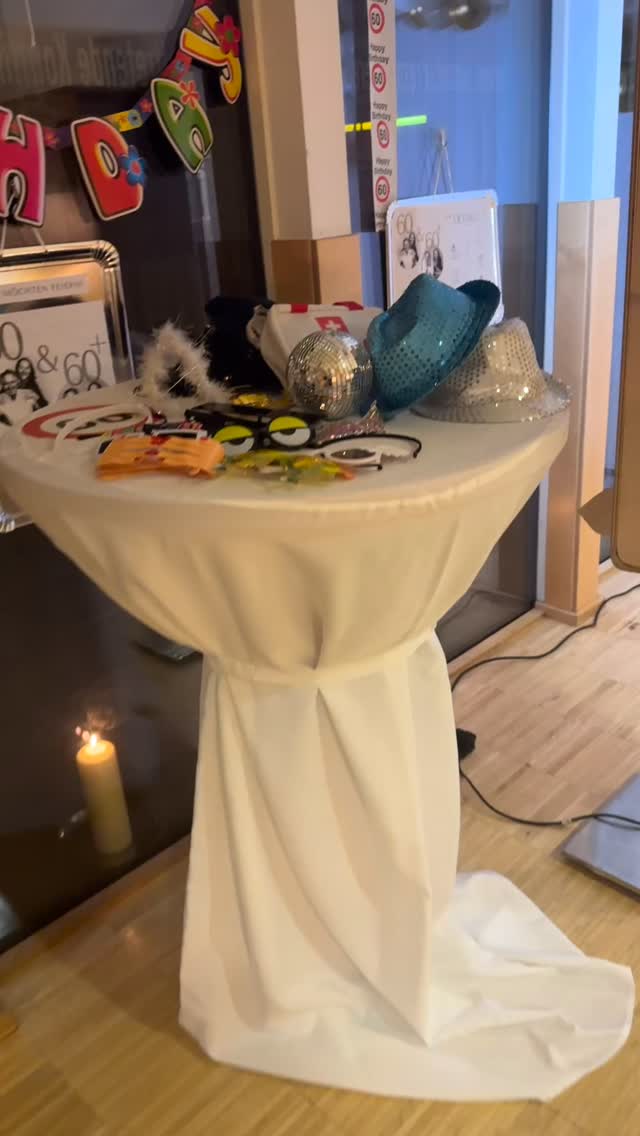 🎉 Doppelter Geburtstag – doppelter Spaß! 🎉
Wenn zwei Geburtstagskinder feiern, wird’s erst richtig legendär! Unsere Fotobox hält jeden dieser besonderen Momente fest – von verrückten Schnappschüssen bis zu herzlichen Erinnerungen. 📸✨
Egal ob beste Freunde, Geschwister oder Party-Partner in Crime: Mit unserer Fotobox wird eure Feier garantiert zum Highlight!
Bereit für unvergessliche Fotos? 💥😁
#fotobox #geburtstag #fotoboxmieten #event