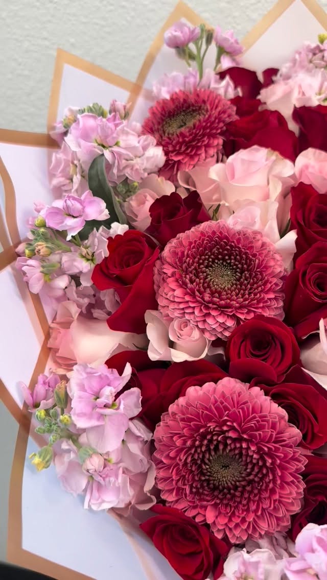 ♥️red + pink, because friday deserves a little romance🌹💕.
.
.
.
. florist: Luz