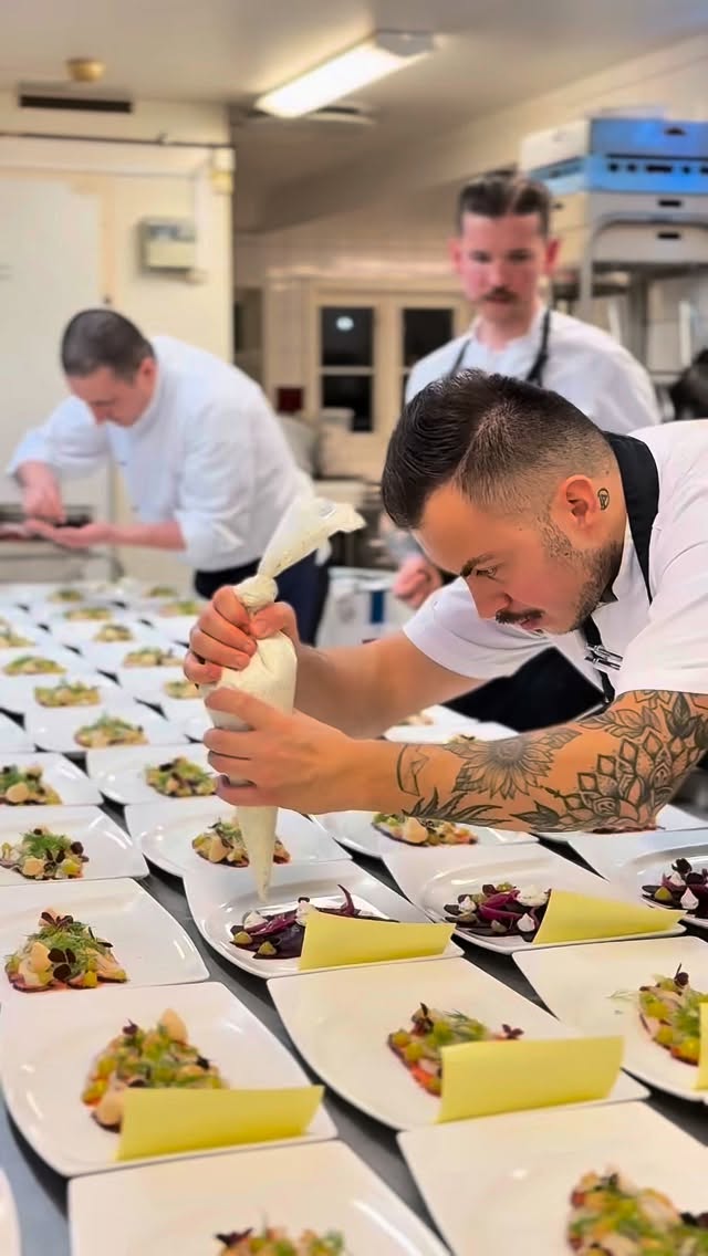 Alt er klart for kveldens gjester.
#kleivstua #møtestedetpåkrokskogen #kleivstuahotell