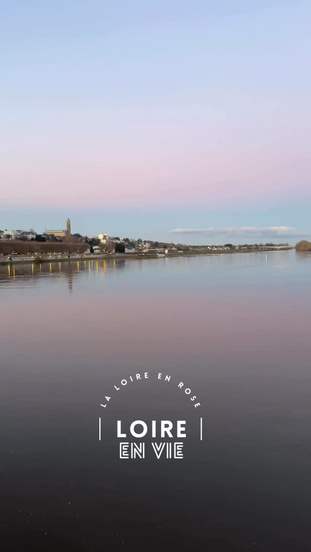💗 La Loire en rose… et toujours en beauté.
Parfois, il suffit d’un regard pour se rappeler pourquoi on ne se lasse jamais de la Loire.
Sa lumière change, ses couleurs surprennent, mais son âme reste la même : sauvage, libre, apaisante.
La destination Loire en Vie, c’est ça : des paysages qui se réinventent à chaque saison,
des horizons qui respirent, une nature qui se dévoile sans artifice.
Et devant une scène comme celle-ci, on se dit simplement : quelle chance d’avoir un fleuve qui offre autant, juste en étant lui-même.
La Loire, infiniment belle.
#loire #rose #loireenvie