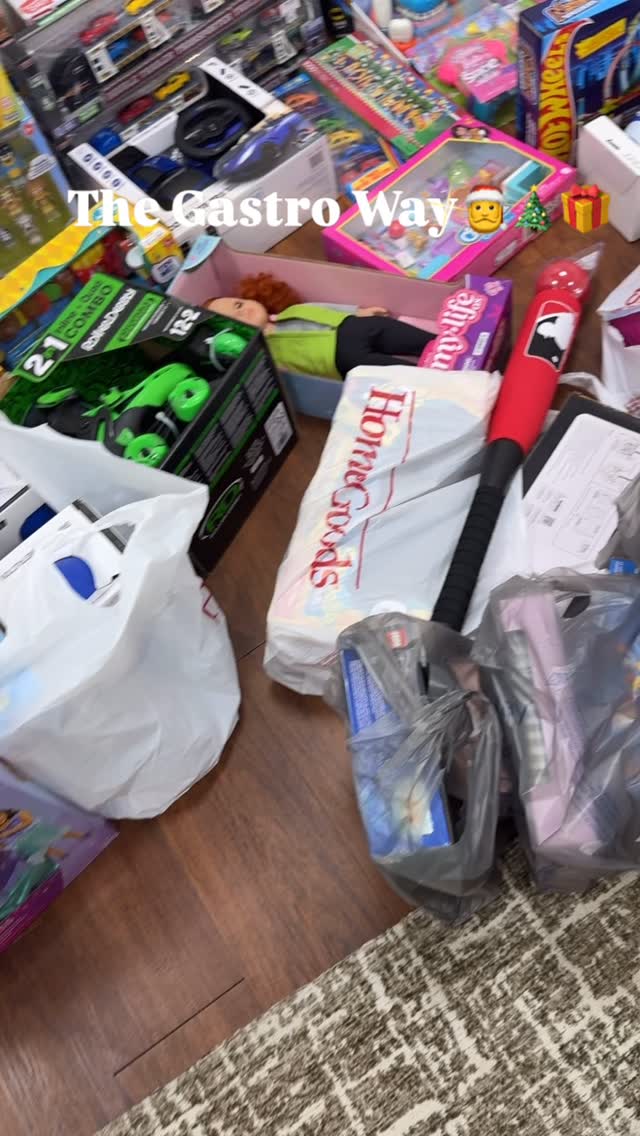 Only 9 days into December and we are killing it🎄🎁🎁🎁🎁 Thank you to everyone who has donated so far and we will make for sure to keep going strong for the kiddos so that they can also have a Merry Christmas 🎅🤶🎄 The Gastro Way🐾🎁#thegastroway #houston #paws #christmas #giveaway #giveback #toydrive