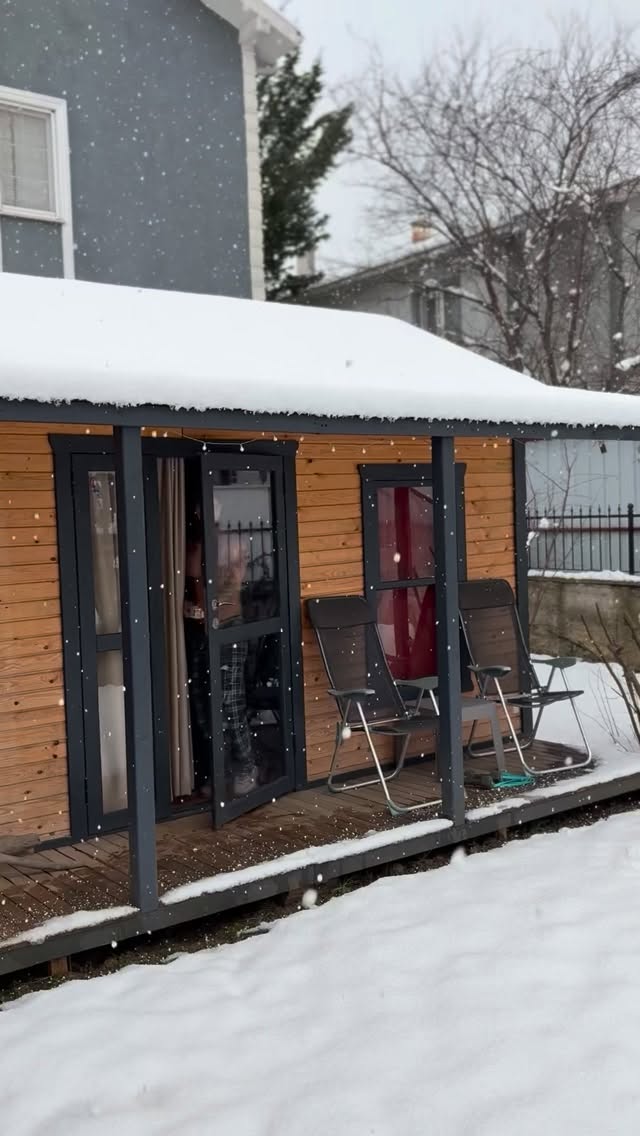 Yılbaşı bitti, bahaneler bitti.
Salon kapalı olabilir, hava soğuk olabilir…
Ama iki dumbbell varsa idman vardır.
Bu antrenman dairesel (circuit) sistem ile yapılır:
• Hareketleri arka arkaya uygula
• Tur bitince kısa dinlen, tekrar başla
Yük ayarlaması çok basit:
• Ağırlık hafif geliyorsa → tekrar artır
• Ağırlık ağır geliyorsa → tekrar azalt
Evde, balkonda, bahçede ya da kapalı bir alanda rahatlıkla uygulanabilir.
Soğuk şartlar = daha fazla mental güç.
Zaman yok bahanesi yok.
Bugün başla.
#keşfet #fypage #wellness #fitness #snow