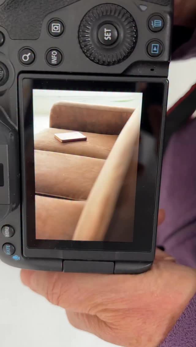 Hoy hicimos un ejercicio fotográfico tan simple como poderoso. Le di a cada alumno un mismo objeto. Uno a uno tenían que fotografiarlo explorando técnica, iluminación y composición, pero había una condición: tenían que intervenirlo. Abrirlo, doblarlo, romperlo, transformarlo… lo que quisieran.
Lo mágico es que cada fotógrafo recibía el objeto tal y como lo dejó el compañero anterior. Y eso lo cambia todo. Tu creatividad ya no parte de cero, sino de la huella del otro. Es un ejercicio coral, casi una conversación silenciosa entre miradas.
El resultado: un objeto que se va convirtiendo en relato, y una serie de imágenes que hablan de cómo la fotografía también es diálogo, azar, reinterpretación y escucha.
A veces, para crecer como creadores, solo hace falta aceptar lo que nos llega, transformarlo y seguir construyendo.
#tipsdefotografia #clasesdefotografia #fotoscreativas #tutorialfotografia