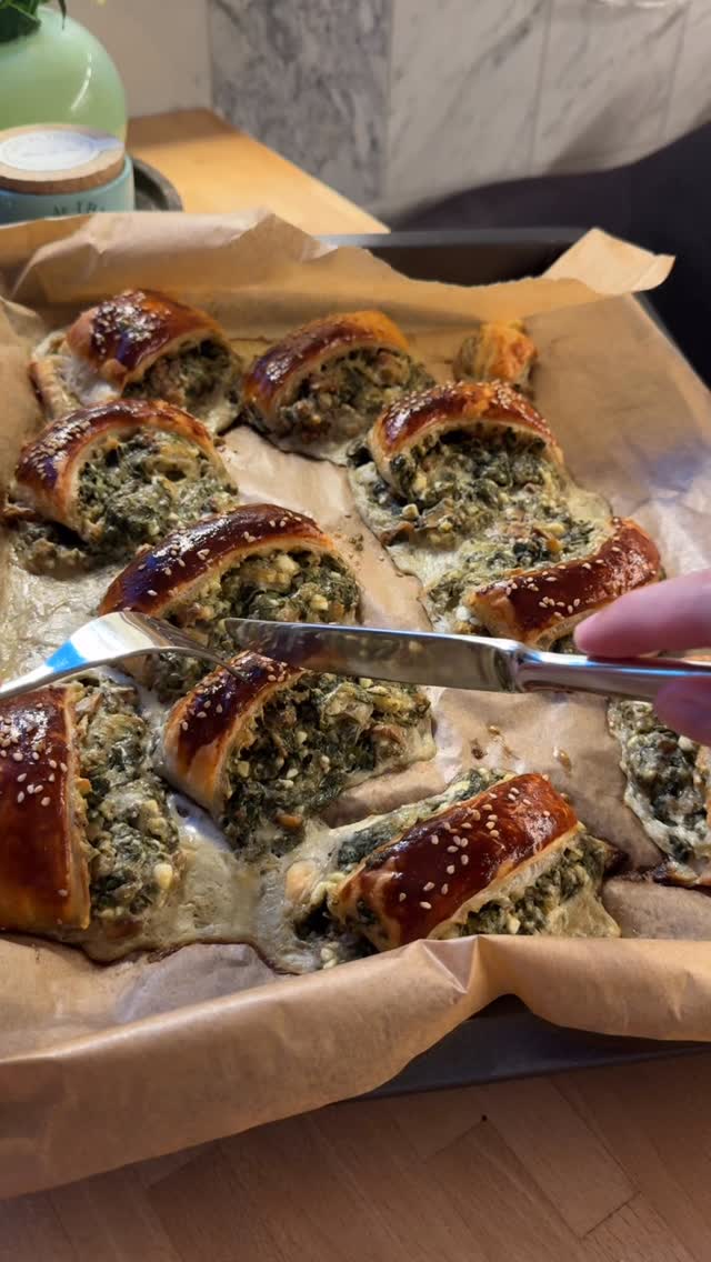 🥬 Savory Puff Pastry Rolls with Spinach, Feta & Walnuts – My New Oven Favorite! 💚
When you’re craving something delicious but want to eat consciously, these little rolls are just what you need. 🌱
Creamy feta, crunchy walnuts, and flavorful spinach wrapped in golden puff pastry – perfect for brunch, snacking, or meal prep.
And the best part? Only a few ingredients and 30 minutes! ⏰
👉 Save & try later – you’ll love them! 💫
#Foodforflexitarians #vegetarianrecipes #puffpastry #spinachfeta #flexitarian #healthycomfortfood #sustainablecooking #homemaderecipe #snackideas #brunchrecipe #comfortfood #easyrecipes #healthyfood #mindfuleating #mealprep #simpleanddelicious #foodstory #flexitarianrecipes