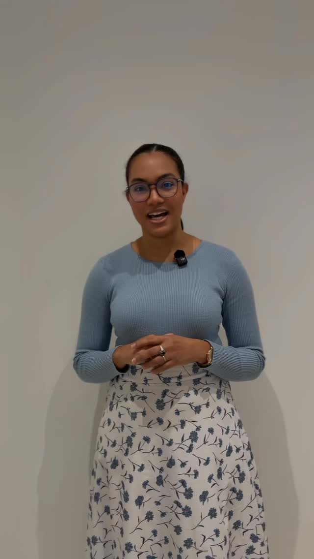 A veces los niños nos hablan sin palabras…
Y estas tres señales pueden ser su forma de pedir ayuda 🧠💛
1️⃣ Le cuesta aprender
Si notas que le supone un esfuerzo extra avanzar, mantener la atención o comprender tareas que antes manejaba bien… no lo ignores. Detrás puede haber algo más.
2️⃣ Cambios de humor
Irritabilidad, frustración, llanto fácil o enfados “sin motivo aparente”…
Las emociones también se desordenan cuando hay dificultades internas.
3️⃣ Aislamiento social
Si evita jugar, se aparta en el cole o rechaza actividades que antes disfrutaba, es importante prestar atención. El aislamiento nunca aparece porque sí.
✨ Estas señales NO son para alarmarse… pero sí para actuar a tiempo.
Un logopeda o psicopedagogo puede valorar qué está ocurriendo y acompañar al peque antes de que la dificultad crezca.
👉 Si has identificado alguna de estas señales en tu hijo, escríbenos. Estamos aquí para orientarte y ayudaros a entender qué necesita. 🤝💛
#psicopedagogía #logopedia #desarrolloinfantil #señalesdealerta #educación