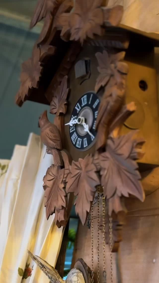 Weihnachtszeit in der Markthalle
Kommt bei uns vorbei – wir haben alles, was man rund um Weihnachten brauchen kann.
Genießt ein festliches Frühstück bei uns oder stärkt euch zur Mittagszeit mit unseren hausgekochten, kleinen Speisen.
Zur Kaffeezeit seid ihr herzlich eingeladen, ein Stück Torte und eine heiße Tasse Kaffee in gemütlicher Atmosphäre zu genießen.
Kleiner Tipp:
In der stressigen Weihnachtszeit lohnt es sich, kurze Pausen einzulegen und bei uns im Café zu entspannen.
Hier kann man den neuesten Klatsch mit der Freundin austauschen, die aktuellen Trends in unserer Modeabteilung ausprobieren oder Deko & Geschenke aussuchen.
Kommt vorbei, sichert euch euren Lieblingsplatz – und gönnt euch eine kleine Auszeit vom Alltag in unserem Weihnachtszauber.
Euer Markthalle Wassmer Team 🎄