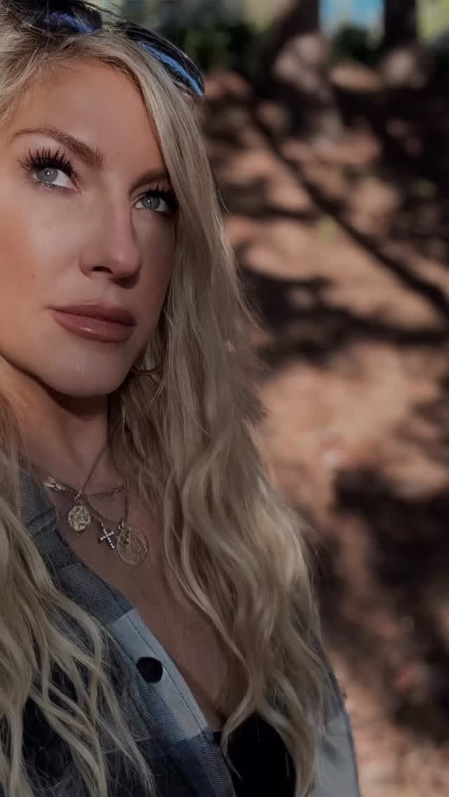 Lover of the light.
The forest.
Grounding, soul searching, golden hour.
When creativity comes to life, the balance of the light and the dark.
#goldenhour
#creativemind
#loverofthelight
#shadows