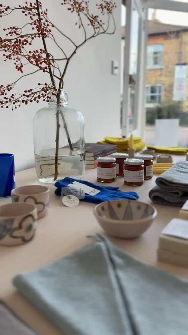 Absolutely gorgeous pop-up curated by @jenniferkentstudio at @threerooms_e17 open THIS weekend! 🏃
Alongside her own amazing knitwear collection, Jennifer has selected literally every gift you could want to buy this Christmas 😅 So many dreamy things from :
@bareboneschocolate
@modm_uk
@juno_preserves
@irregularsleeppattern
@wainwrightbookbinding
@scarlet_knitwear
saskia_pomeroy
@nurturing_soul
@eleanortorbaticeramics
+ more!
Shop small and shop local ❣️
Details
26th-30th November
10:00-18:00 daily
Three Rooms Gallery, 74 Beulah Rd, E17 9LE