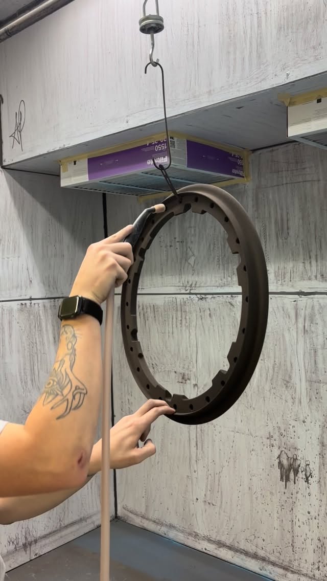 Ford raptor bead locks refinished in triple bronze.
#palmerspowders
#prismaticpowders
#coatingsbycoates
#lumaiii
#hightempmaskingsupply
#custompowdercoating