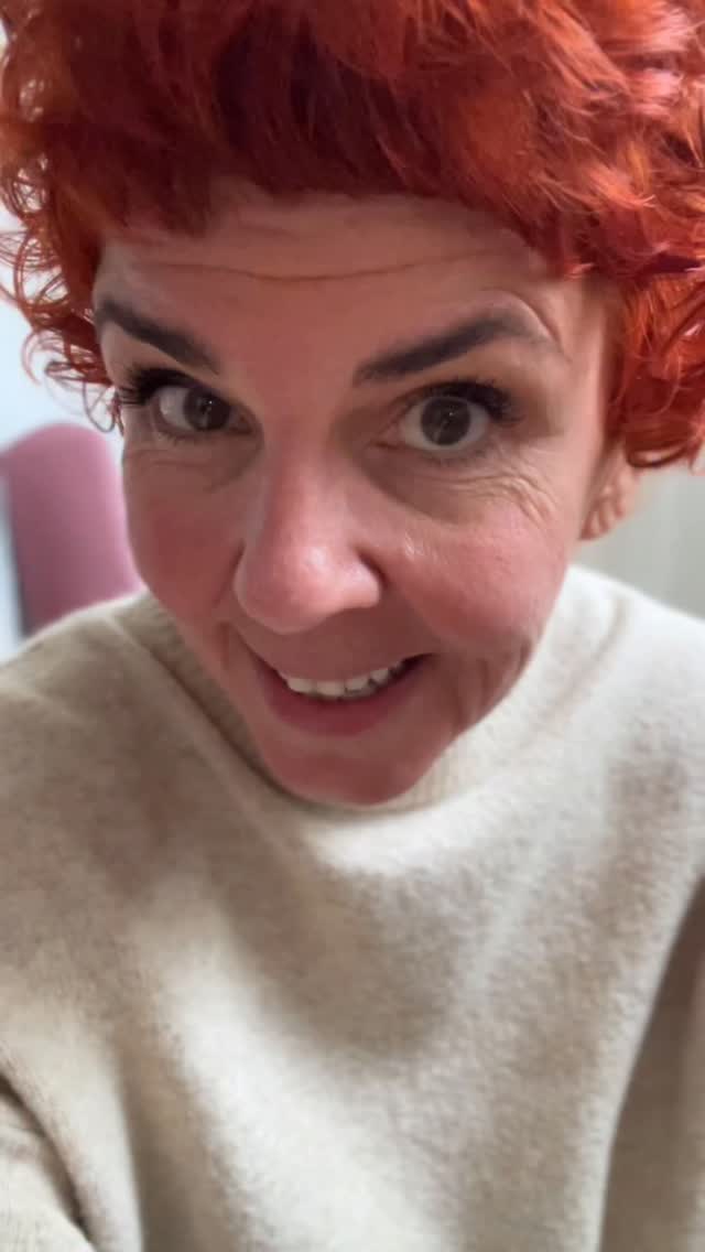 Hallo! Ich bin’s, Daniela. 🎙️
Host von MENOMIO – Der Podcast für glückliche Wechseljahre.
Wechseljahre sind kein Drama – sie sind dein Upgrade.
✨ Mit Wissen, Humor & echten Geschichten zeige ich dir, wie du diese Phase feiern kannst.
👉 Folge mir, wenn du Glitzer statt Tabu leben willst – und ehrliche Einblicke zu Wechseljahren, Perimenopause & Selbstfürsorge suchst.
✨ Glückliche Wechseljahre sind kein Mythos – sie sind (m)eine Mission.
#glitzernstattschwitzen #wechseljahre #perimenopaus