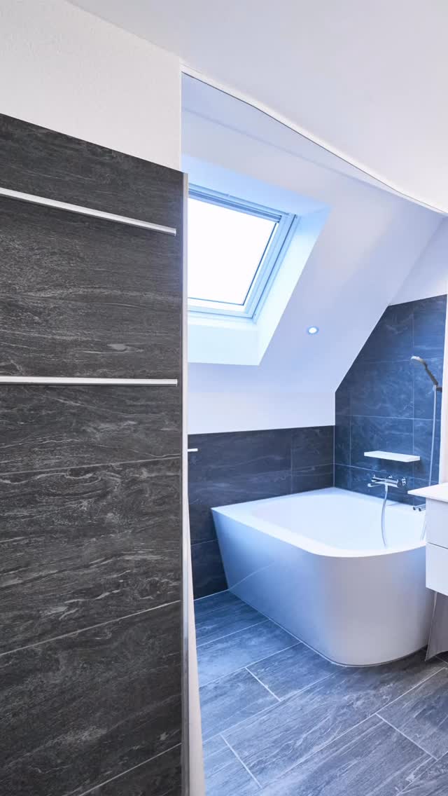 So sieht ein Bad aus, wenn jedes Detail stimmt. Klare Linien, harmonische Materialien und Möbel, die wir in unserer Werkstatt gefertigt haben. ✨
Ob Dusche, Wanne oder Waschtisch – hier passt alles zusammen und schafft Ruhe im Alltag.
Wenn du dein Bad neu planen möchtest, unterstützen wir dich sehr gerne. 🚿🛁