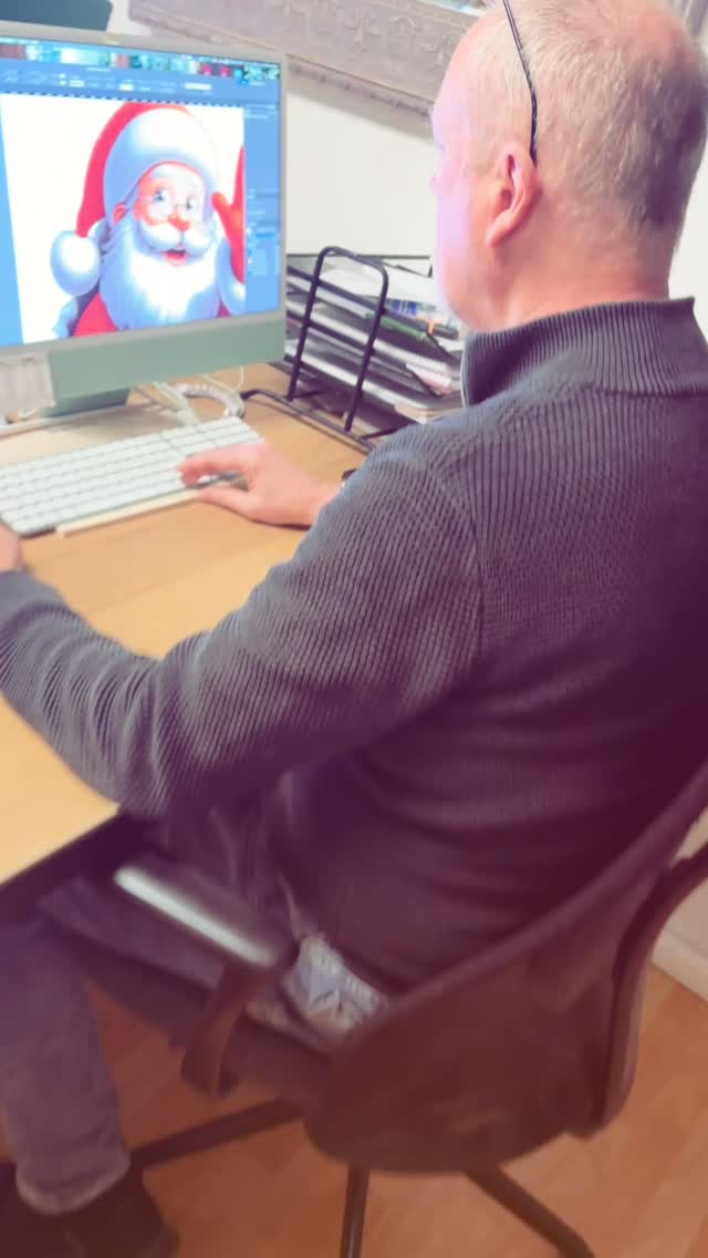 📦✨ December på Adelgatan 5
December hos oss = total tomteverkstad. Glitter överallt, pappershögar som växer och julkort som flyger ut snabbare än någon hinner säga “var är guldfolien?”.
🎄 Lena trollar fram magiska julkort i rekordfart (och sprider glitter lika effektivt).
⛄️ Susanne håller ihop allt, papper, kunder, kaos och kalendern (med Nordpols-chef vibes).
🎁 Stefan håller ordning med rutiner, systematik och listor när vi andra nissar springer runt som vi brukar.
🎅🤶 Magnus & Catarina får maskinerna att sjunga julsånger medan de trollar fram kort som glänser.
✨ Hampus kör full fart med Like Ink och skickar ut fejktatueringar till både renar och tomtar.
Julrushen är intensiv, men vi älskar den.
För julkort är mer än tryck, det är små varma hälsningar som hamnar hos riktiga människor.
Och vi är stolta över att få vara tomtarna bakom dem. 🌟
Vill du läsa hela den längre historien?
👉 Kika in på vår LinkedIn eller i bloggen på atgraphiken.se