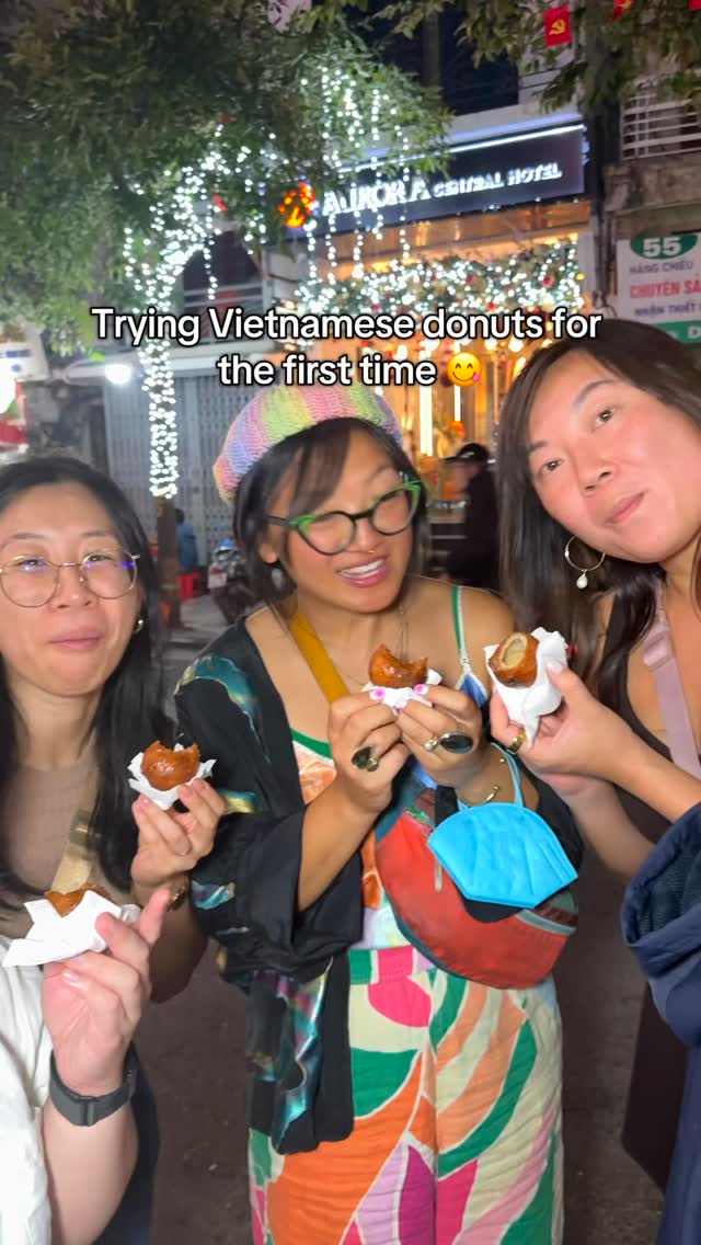 Who likes Vietnamese donuts? 👌🏻
👉🏻 Join us on a Hanoi culture and cuisine walking tour to wall, see and taste along the way!
Message us at whatsapp +84 972923235 to book your tour!
#vietnamtravel #vietnamfood #hanoi #hanoifood