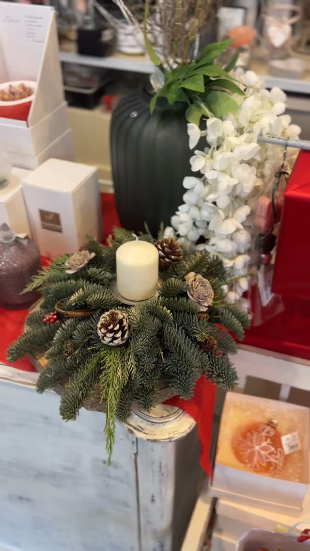 Cerchi un regalo che lasci il segno? 🎁✨
A volte basta un piccolo pensiero scelto con cura per trasformare l’atmosfera di una casa. Dai centrotavola artigianali alle candele profumate, saponi e composizioni floreali da La Gatta trovi l’ispirazione giusta per ogni persona speciale della tua lista. 🐾🎄
Vieni a scoprire la nostra selezione e fatti conquistare dalla magia!
#ideeregalonatale #natale2025 #artigiano #centrotavola #shopping