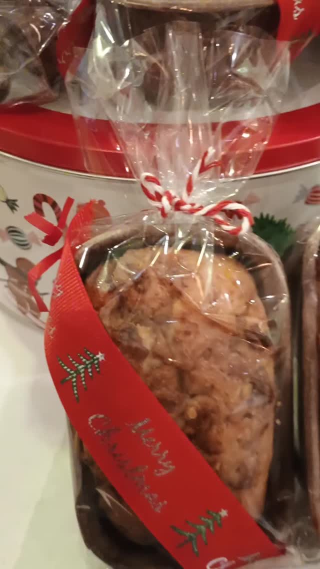 New in!
Festive Halawa & Pistachio mini cake,
Sharing is caring, but not in this case!
#vegancakes #himemadecake #festive #kingstonuponthames