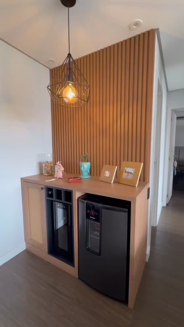 Elegância e funcionalidade: um cantinho planejado para ser funcional e valorizar o ambiente.
#móveisplanejados #barzinhoemcasa #designinterior