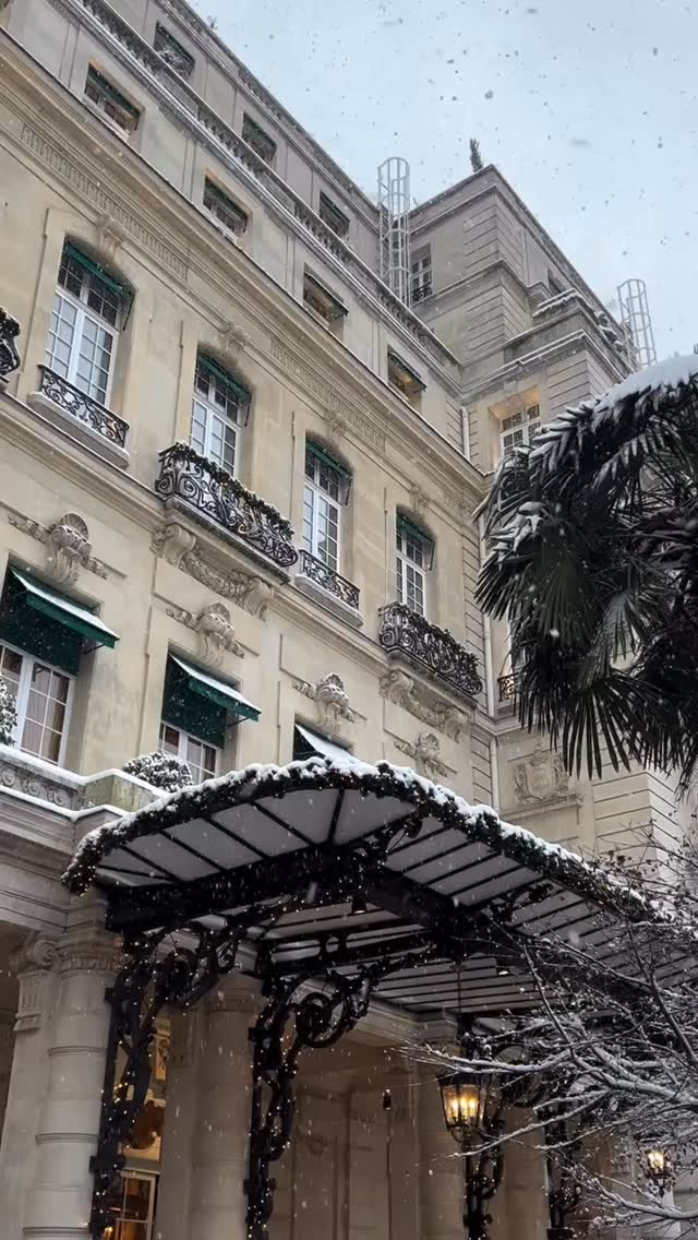 The City of Light has transformed into a winter wonderland, with its first snowfall of the season. Enchanting moments captured at #TFGclient @shangrilaparis ❄️
#SnowinParis #WinterinParis #WinterWonderland #ShangriLaParis #LuxuryTravel #BeautifulDestinations