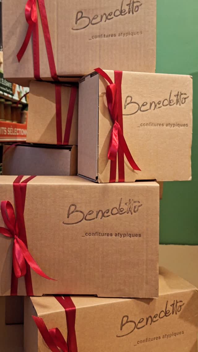 La magie de Noël 🎄
.
À l'atelier-boutique des coffrets confitures à composer
Rendez votre cadeau de Noël unique.
Coffret à partir des 3 confitures, jusqu'à 12 pièces
Rendez-vous dans l'atelier-boutique, 37 rue Montcalm, Paris 18ème
.
.
.
#benedettoconfituresatypiques #benedetto #coffret #noel #christmas #paris18 #paris #montmartre #cadeau #gifts #confiture #atelier #boutique #boutiqueparisienne #regalos #merrychristmas #boxing
