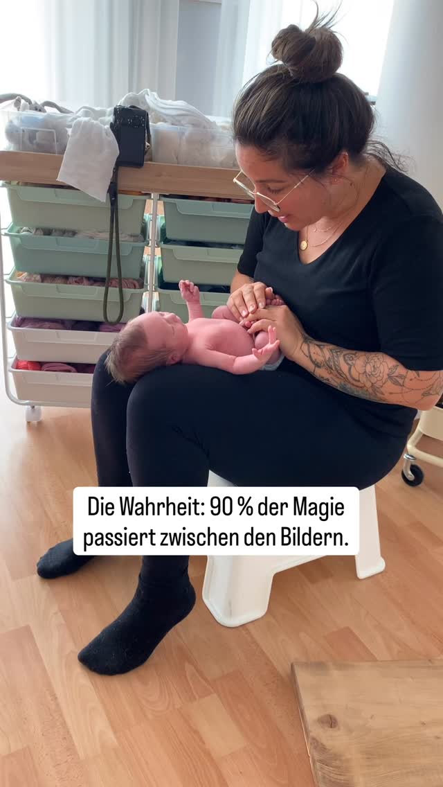 Weil es am Ende nicht dieser eine perfekte Klick ist, der alles ausmacht, sondern die ganzen kleinen Momente davor und danach.
Genau da passiert das, was man später auf dem fertigen Bild nur erahnen kann.
Diese Ruhe, dieses Vertrauen, dieses winzige Stückchen Leben, das gerade erst angefangen hat.
Ein Neugeborenen-Shooting funktioniert nicht, weil man drei Posen abarbeitet, sondern weil man sich Zeit nimmt. Weil ein Baby erst ankommen muss, weil Eltern erst loslassen müssen und weil es diesen einen Moment gibt, in dem alles stimmt und du plötzlich weißt: Jetzt. Genau jetzt.
Und genau deswegen fühlt sich ein Shooting bei mir oft eher wie Durchatmen an und nicht wie „wir müssen jetzt Bilder machen“. Die Fotos entstehen „fast“ nebenbei.
Am Ende hältst du Bilder in der Hand, die so viel mehr sind als „süß“. Sie zeigen diese winzige, flüchtige Phase, die schneller vorbeigeht, als man denkt und die du dir später immer wieder ansehen wirst, um genau dieses Gefühl zurückzuholen.