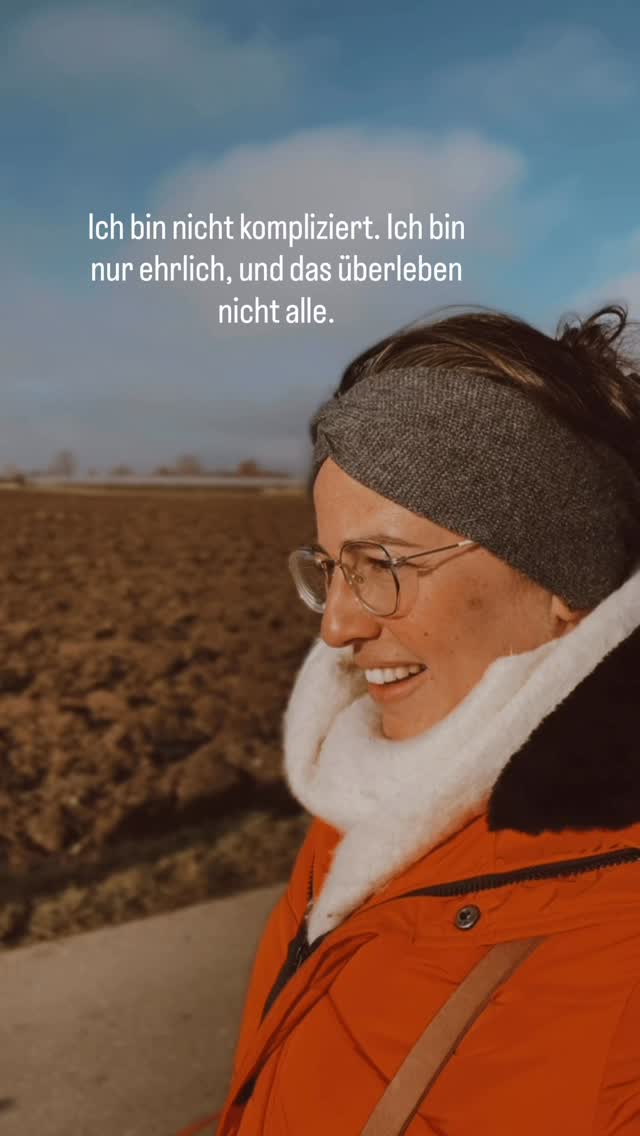 Ich habe keine Lust mehr, mich zu verbiegen, um leichter zu sein. Ich sage, was ich meine, und ich meine, was ich sage. Nicht, um jemanden zu verletzen, sondern weil ich begriffen habe, dass Ehrlichkeit die einzige Art ist, wie echte Beziehungen funktionieren. Manche finden das unbequem, weil sie lieber Harmonie spielen als Wahrheit leben. Aber ich passe mich nicht mehr an Erwartungen an, die nicht meine sind. Wer bleibt, weiß, dass meine Worte echt sind, mein Interesse ehrlich und meine Grenzen klar. Und wer geht, zeigt mir damit nur, dass es nie wirklich eine Verbindung war. Ehrlichkeit trennt nicht – sie sortiert. Und das ist am Ende das Ehrlichste überhaupt.
