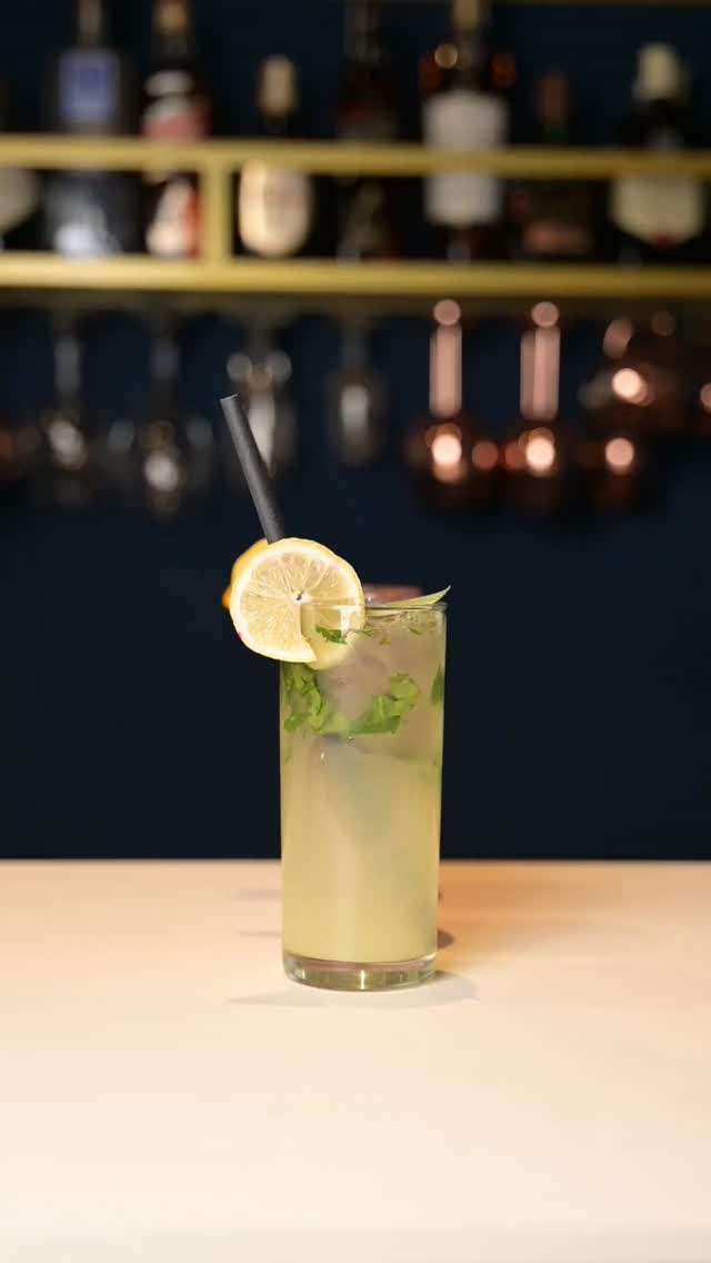 Aromas, texturas y una barra que entiende de excelencia.
Así se vive La Destilería: tres cócteles, tres historias para descubrir.🍸
.
.
.
#aranjuez #grupoAranjuez #AranjuezSteakHouse #madrid #planesmadrid #restaurantesmadrid #restaurantegallego #comerenmadrid #cenarmadrid #bernabeumadrid #carnegallega #restaurantedecarne #restaurantedecarneenmadrid #top10restaurantesmadrid #comidavenezolanamadrid