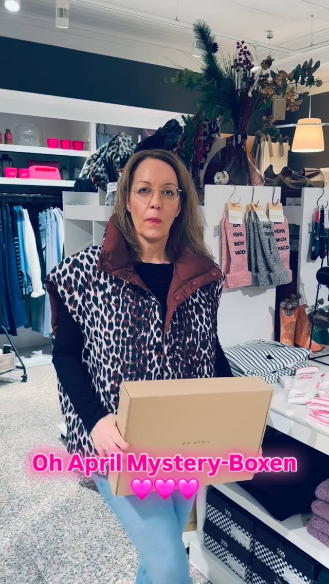 PÜNKTLICH ZUM 2. ADVENT 🩷
Ihr Lieben, ihr habt sooo oft danach gefragt – jetzt ist es endlich soweit! Die OH APRIL MYSTERY BOXEN sind ab sofort im Onlineshop wieder verfügbar.
Drei verschiedene Boxen warten auf euch:
CLASSIC BOX – 85€ (Wert: 200€)
PREMIUM BOX – 125€ (Wert: 300€)
DELUXE BOX – 175€ (Wert: 446€)
Die Stückzahl ist begrenzt, also wartet nicht zu lange. Wenn weg, dann weg!
Ihr könnt die Boxen ganz bequem online bestellen und bei uns in Worpswede abholen – oder direkt zu euch nach Hause liefern lassen. Der perfekte Überraschungsmoment für euch selbst oder eure Liebsten.
👉 Den Link findet ihr in der Bio oder direkt hier:
www.paulineworpswede.de/ohapril
PAULINE WORPSWEDE
Bergstr. 26 | 27726 Worpswede
Mo-So 11-18 Uhr | Online 24/7
Viel Glück beim Shoppen!
#ohapril #mysterybox #paulineworpswede #worpswede #limitededition #shopping #xmas #geschenkidee #advent