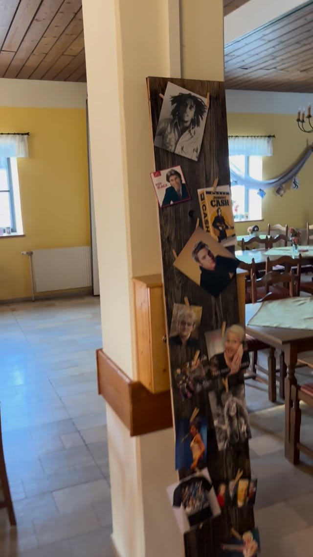 Das war er unser Musiball -legendär🎶🎺
Nicht nur die Legenden die die Tanzfläche gerockt haben auch die Stimmung🎶💃🏻
Wir sagen danke an die @dieedelsteiner die den Abend zu etwas ganz besonderen gemacht haben🎸
#herzogsdorf #ball #musikverbindet