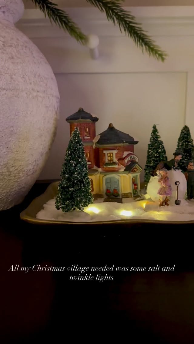 I donāt know why I didnāt think of this before! Iāve been using those fluffy glittery sheets from the 80s to make a snowy base for my Christmas village. But salt in a tray with twinkle lights is a game changer!
.
#christmasvillage #vintagechristmasdecor #holidaydecorations #myhomethismonth #myheartandhomestyle
