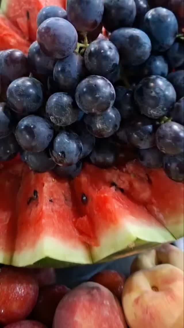 Hoje vivemos um daqueles dias que tocam o coração profundamente… Nosso almoço de Natal foi um verdadeiro abraço de amor nas nossas crianças. Cada detalhe foi preparado com tanto carinho que dava para sentir a emoção no ar: o cheirinho da comida saindo da cozinha, a alegria nos olhos dos pequenos, a dedicação de cada colaborador que fez esse momento acontecer.
Nossa equipe da cozinha, guiada com maestria pelo nosso querido master chefe Marquinhos, colocou mais do que tempero nos pratos… colocou alma. Cada refeição servida carregava cuidado, respeito e o desejo genuíno de fazer as crianças felizes. Aqui, o amor é o ingrediente principal — e isso faz toda diferença.
E como se já não fosse mágico, toda a nossa equipe se uniu para transformar o dia em algo inesquecível: teve sorvete, frutas, comida fresquinha e aquela sensação de que, por alguns instantes, o mundo lá fora parou… e só existia alegria.
Nosso Presidente, Sr. Branco, junto da diretoria, fez questão de estar presente e viver tudo isso de perto. Ele conversou, abraçou, distribuiu carinho e ainda assinou várias camisas — um gesto simples, mas que arrancou sorrisos gigantes e ficará marcado para sempre na memória das nossas crianças.
Hoje o Educandário Santista não serviu apenas um almoço. Serviu amor. Serviu cuidado. Serviu esperança. Serviu aquilo que realmente transforma vidas. E é exatamente isso que nos move todos os dias. ❤️✨
#AlmoçoDeNatal #EducandárioSantista #AmorQueAcolhe #CuidarÉAmar #NatalDeLuz #JuntosPelasCrianças #amoremcadadetalhe