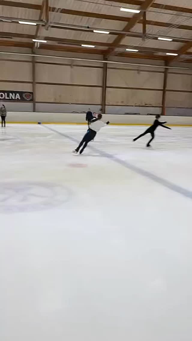 Repetitioner inför årets Julshow för grupperna Opal och Onyx är i full gång med vår fantastiska koreograf Christina 🌟🎄♥️
Vi välkomnar dig till vår Julshow den 16 december!
⏰ Tid: 17:30–19:00
📍 Plats: Ishall 2, Ritorps ishall
Gratis inträde, välkomna! 🧑🏼🎄🎄⛸️