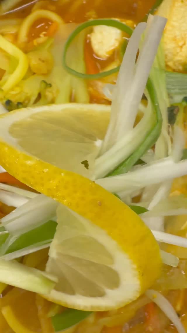 #nepalifood #frankfurt #gallus
Veganer Thukpa mit Tofu – unser Winter Killer aus dem Herzen des Himalaya ❄️🏔️🔥
Warm, würzig, nepalesisches Soulfood, das dich wie eine Bergsonne aufwärmt. 🥢✨