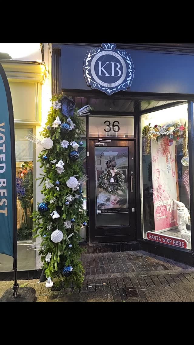 A dreamy shop front 😍😍
Message us to book your christmas decorations or any event styling you need 🥰😇
#christmasgarland #shopfrontdecorators #garland