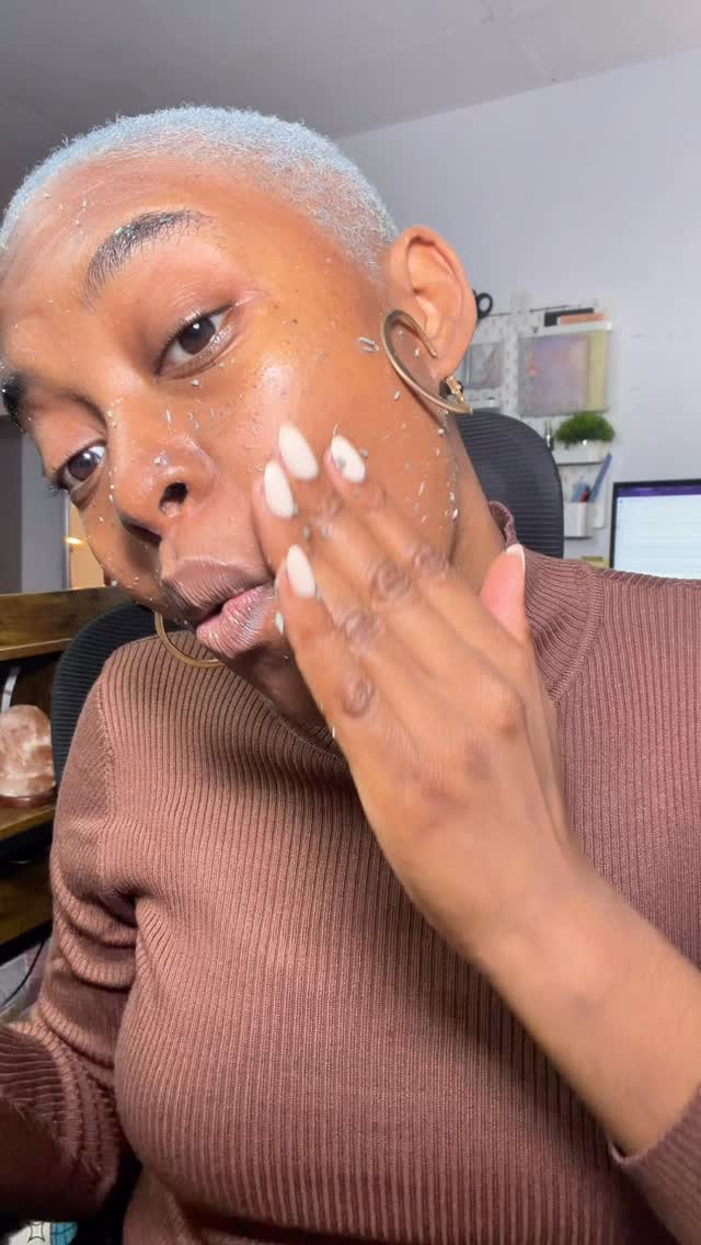 A gentle Matcha TECA Peeling Gel that exfoliates, purifies pores, tightens, and brightens all in one.
That’s the @centellian24_global Madeca Matcha Toning Peeling Gel.
#Centellian24 #MatchaPeelingGel #Porecare #Brightening #Exfoliation