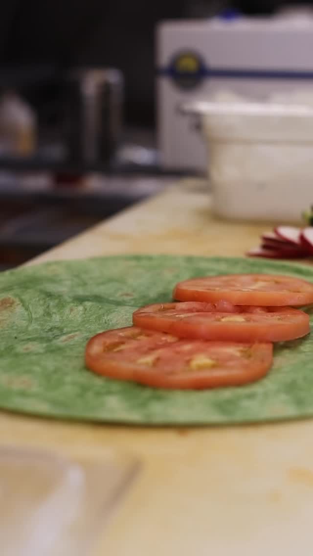 Not all heroes wear capes… some come wrapped. ✨
The Greek Goddess wrap is loaded with roasted red peppers, crunchy fresh veggies, olives, feta, and our creamy tzatziki sauce for the ultimate balance of fresh and bold flavors. #BagelsonPark 🌯🥯
#newjersey #greekgoddess #freshfood #bagels