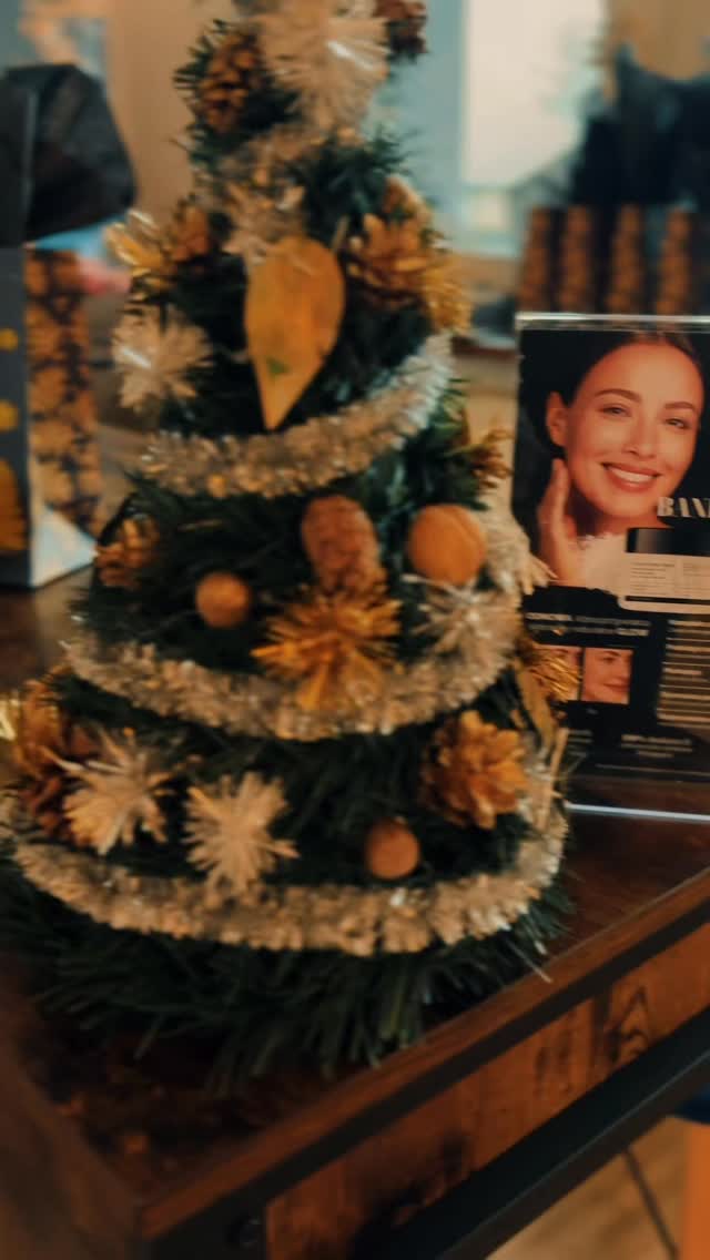 Podaruj bliskim voucher zapakowany z największą dbałością 🎁 świąteczny relaks, który możesz podarować tym, na którym najbardziej Ci zależy 🎄 wybierz zabieg z szerokiej oferty zabiegów, skomponuj swój pakiet lub po prostu wybierz dowolną kwotę 💌 zrób pierwszy krok w stronę odpoczynku, a my zadbamy o resztę detali ❤️