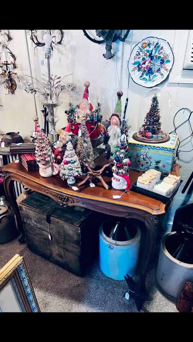 Holiday favorites are filling every corner of Fabulous & Vintage at Tomato Factory! 🎄
Vintage ceramic Christmas trees, classic Santas, and charming seasonal décor sit alongside gilded mirrors, rustic cupboards, statement lighting, and one-of-a-kind furniture pieces you won’t see anywhere else. From timeless holiday accents to unforgettable antiques, there’s always something special waiting to be discovered.
If you love pieces with character, history, and personality, this is the kind of space you’ll want to take your time in.
📍 Fabulous & Vintage
Inside Tomato Factory Antiques & Design Center
Hopewell, NJ
🕰 Mon–Sat: 10 AM–5 PM
🕚 Sun: 11 AM–5 PM
Stop in and see what’s new — every visit brings a fresh surprise.
#FabulousAndVintage #TomatoFactory #HopewellNJ #VintageFinds #HolidayDecor #AntiqueShopping #ShopLocal #OneOfAKind