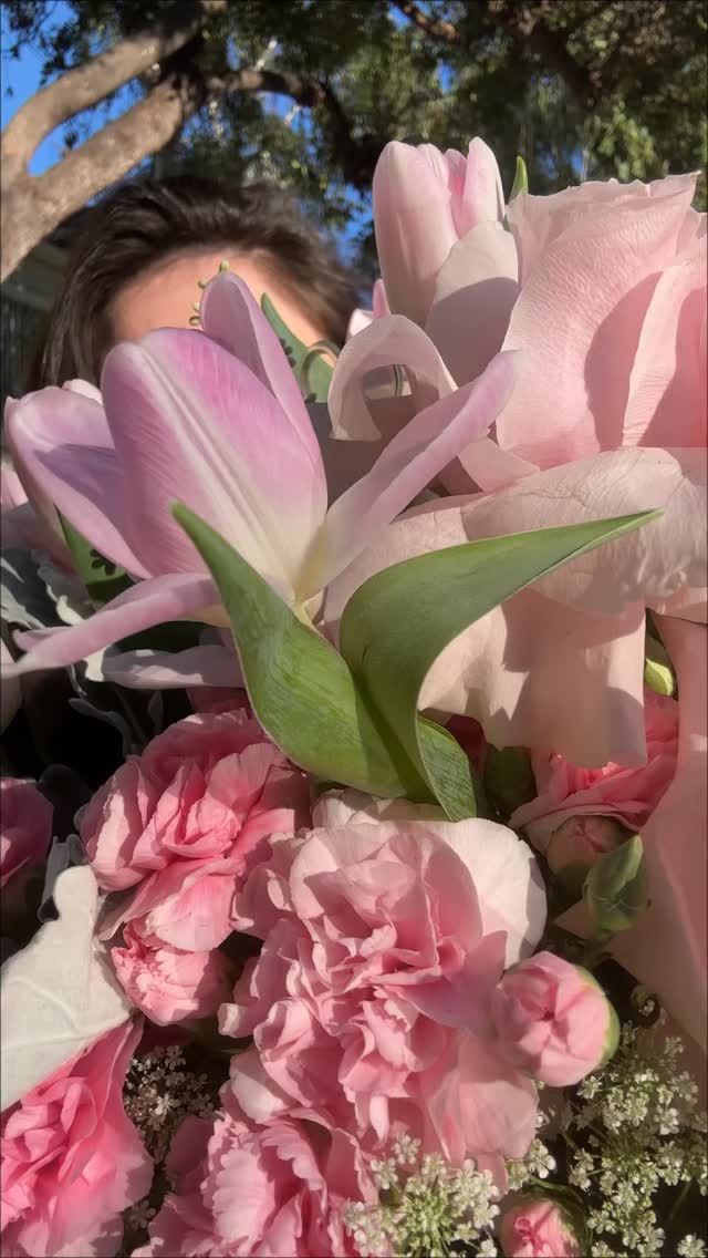 Combo Set “Flowers & Berries” 💐🍓
The perfect gift when you want to impress at first glance and leave a sweet aftertaste.
Fresh flowers + premium Belgian-chocolate strawberries — two delights in one set.
Each combo is handmade with attention to every detail: from the quality of the berries to the bouquet composition. This gift is perfect for birthdays, thank-yous, date nights, or simply to make someone’s day brighter.
Price: $220
Pickup — Santa Clara.
Ready to create your perfect combination? Message me in Direct 💗