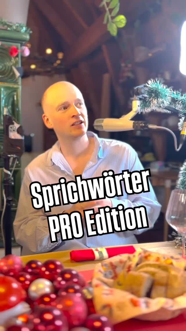 Türchen Nr.17
Nils größtes Talent ? Sprichwörter.
Unser größter Spaß? It’s not true. 😂
Ein GUD.-Stempel für alle, die alle Sprichwörter erkennen, die Nils da mit seinem genialen Verstand vermischt hat 😂
#gudeleude #gudeleudeimpro #gudeleudegudeshow #improcomedy #improtheater #gudeshow #gudeleudegudeweihnacht #guderadventskalender #spatz #taube #hand