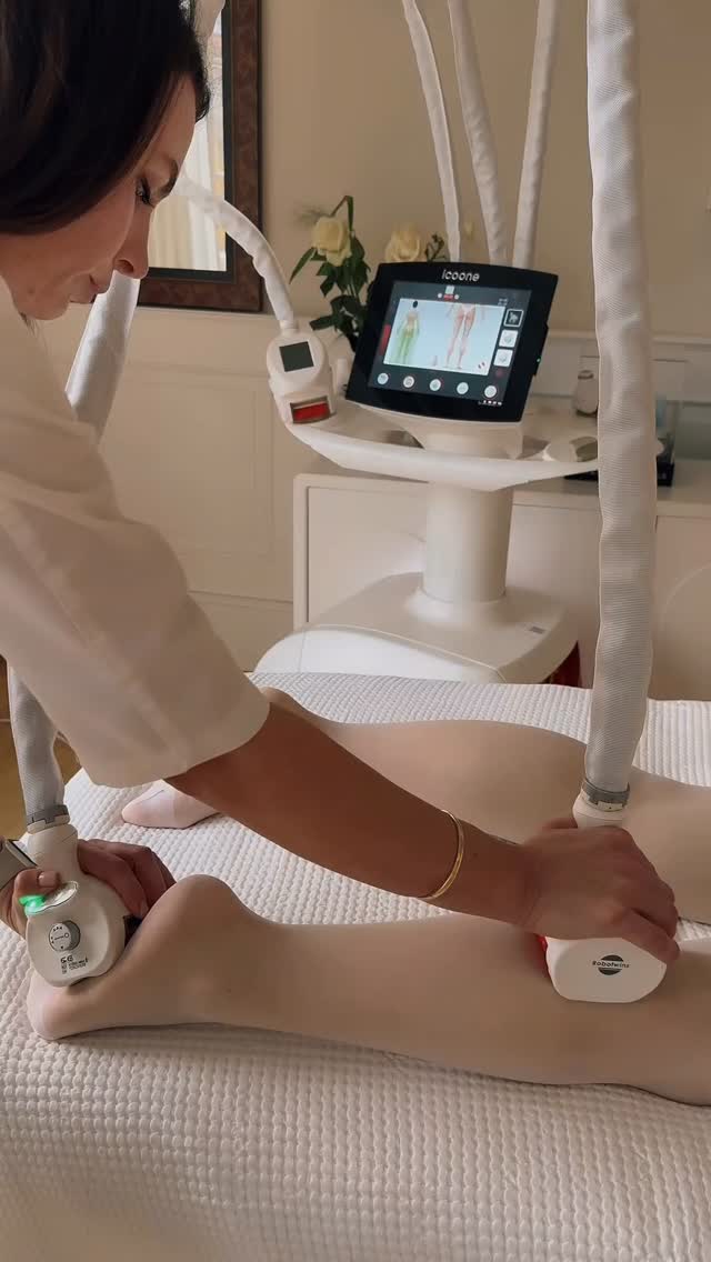 Drei Dinge, die während deiner ICOONE® Laser Körperbehandlung bei Skin2Glow passieren:
1️⃣ Die Mikrozirkulation kommt sofort in Schwung. Die sanften Micro-Stimulationen aktivieren den Sauerstofffluss und helfen deinem Körper, Schwellungen und Wassereinlagerungen loszuwerden.
2️⃣ Die Fibroblasten starten ihren „Beauty-Job“ und beginnen, neues Kollagen aufzubauen. Die Haut bekommt kleine, gezielte Impulse, die die tiefe Regeneration ankurbeln und sie elastischer machen.
3️⃣ Deine Silhouette wirkt glatter, definierter und einfach harmonischer. Jede Bewegung formt, strafft und unterstützt deinen Körper dabei, sich wieder wohler anzufühlen.
♥️ ICOONE® Laser arbeitet auf zellulärer Ebene. Ganz sanft, aber unglaublich effektiv. Es geht nicht darum, irgendwas zu „zerstören“, sondern dein Gewebe zu aktivieren, damit es wieder auf höchstem Niveau funktioniert.
Viele spüren schon nach der ersten Behandlung, dass sich der Körper leichter, straffer und einfach „mehr sie selbst“ anfühlt.
📍 Icoone Laser bei Skin2Glow. Für Ergebnisse, die man nicht nur sieht, sondern auch spürt. #icoonelaser