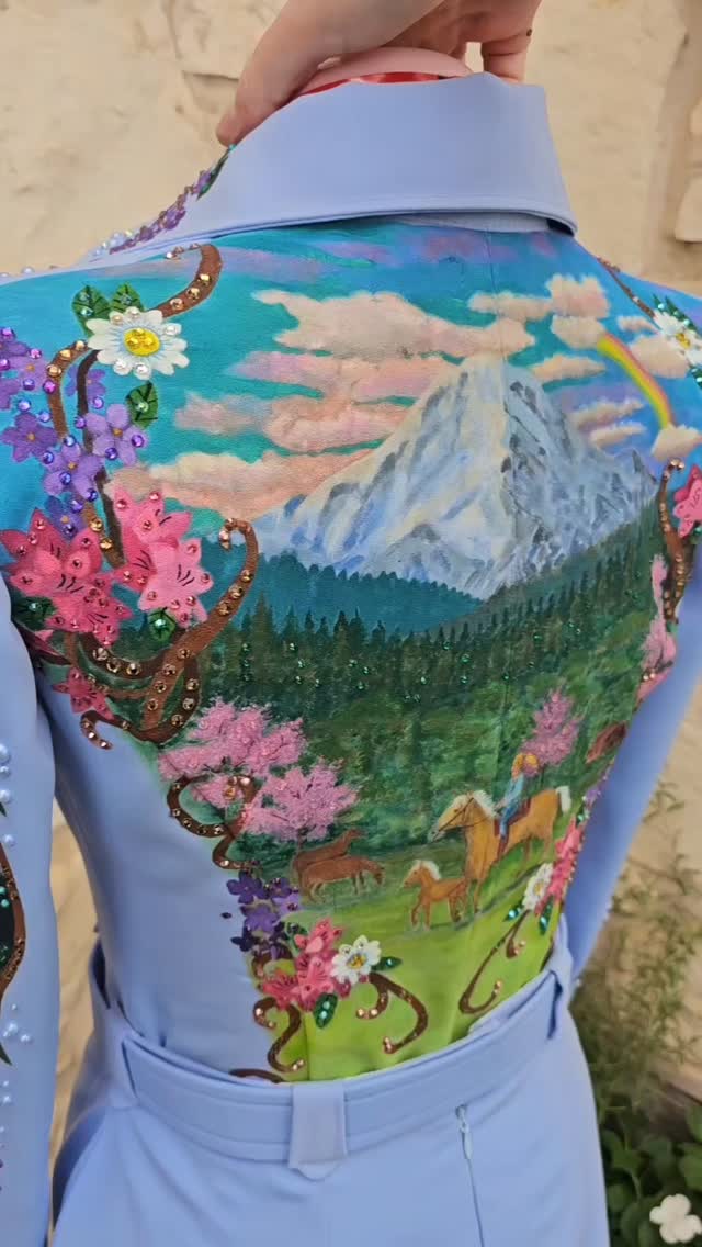 She’s wearing the whole state and then some
Hand-painted perfection for Miss Rodeo Washington Rebekah Mundell: Rainier, cherry blossoms, log-cabin dreams, God’s promise, beach sunsets, breakaway roping, and her horses grazing under a big Washington sky. Not just a speech set; it’s home!
#rodeoqueen
#hand-painted
#customwesternwear
#rodeoqueenclothes
