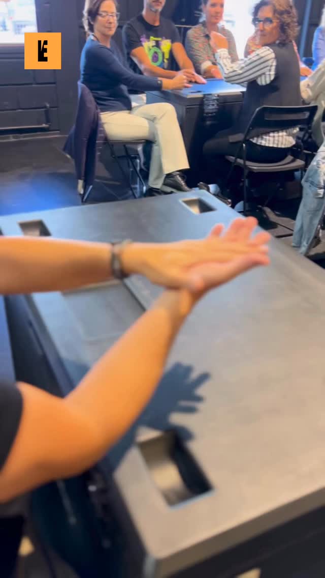 ¡AMASANDO! ♥️
El alumnado se ha puesto manos a la harina 👩🏻🍳 para aprender un ritmo tradicional que nos ha cautivado, el «Canto de panaderas».
Antiguamente, acompañaba a las tareas del día a día, como a hacer el pan… y ahora, nos acompaña, simbólicamente, para hacer las tortas de los Corazones de Tejina.
Palmada aquí, palmada allá, golpes sobre la mesa, y algún despiste que acaba siendo un ritmo nuevo…😂 ¡pero todo vale!
¡Seguimos enriqueciéndonos del mundo, y su riqueza cultural! ✨
@corazones_de_tejina 💛🧡💚