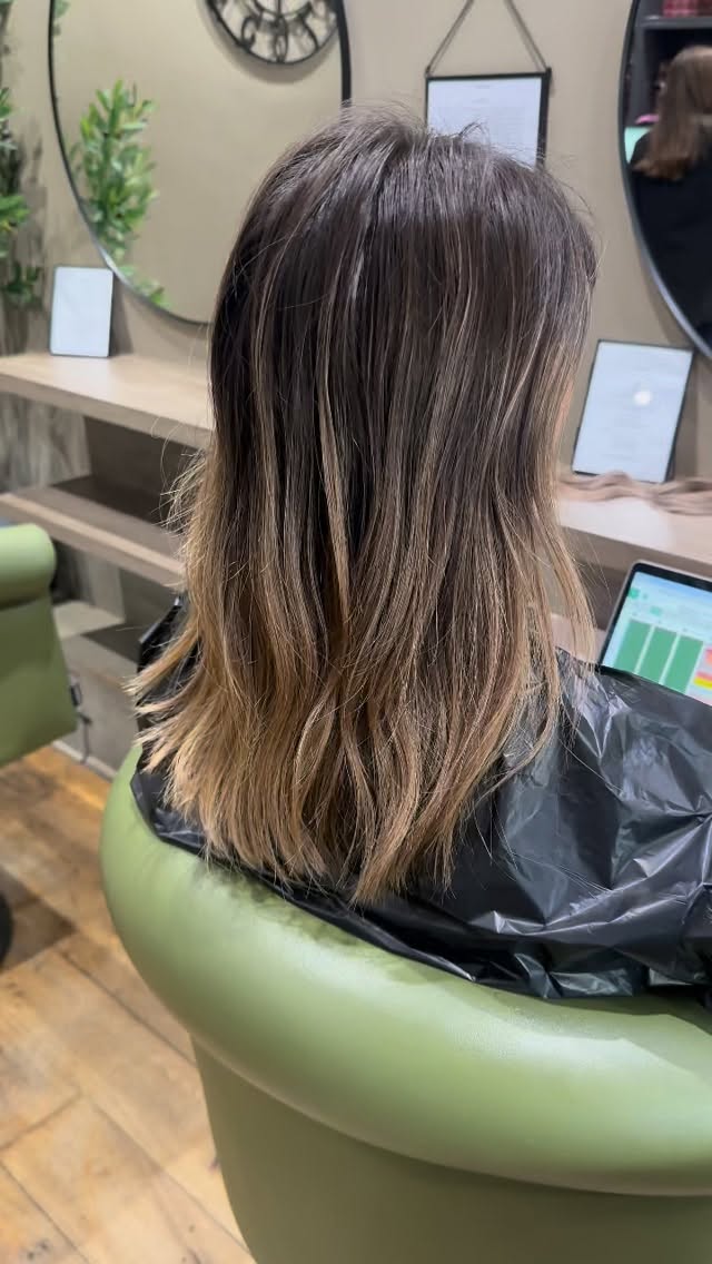 Georgia gave me a hair revamp 😍🥰🥺
I don’t often get my hair coloured but it was definitely due and I LOVE it ! If you can’t tell by the smile on my face 🥰
I have one pack of tape extensions on the sides of my hair to fill out missing volume that I lost post baby and I couldn’t be without them. They give me so much confidence and are so easy to maintain and style 🩷
To book your colour or extension consultation call us on 01509 621162 and one of our gorgeous team members will be happy to help
#hairstylist #hairextensionspecialist #brunettebalayage