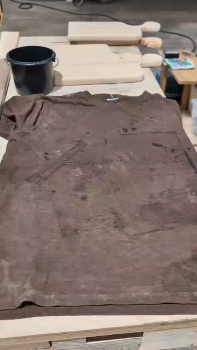 A little moment from the workshop today.
These cherry interlocking boards always come alive right at the end, that first sweep of natural mineral oil where the grain deepens, the colours warm, and all the hours of shaping and sanding finally show themselves.
There’s something satisfying about this part. No rush, no fuss. Just wood, oil, and a bit of care.
Handmade in the Jackalope Joinery workshop, ready for many years of chopping, serving, and gathering around food.
#woodworking #carpentry #cherrywood