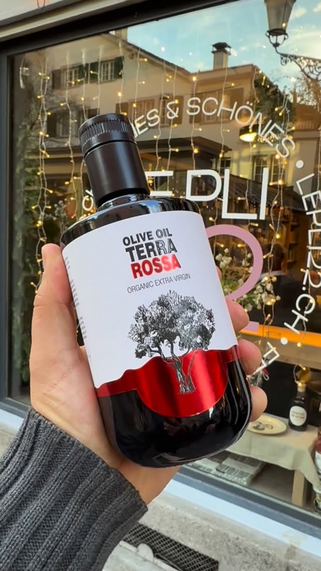 TERRA ROSSA jetzt bei Le Pli 22 in Zürich! ✨
Wir freuen uns sehr, einen neuen Partner an unserer Seite zu haben: Ab sofort ist unser mehrfach prämiertes TERRA ROSSA Bio-Olivenöl im stilvollen Feinkostladen Le Pli 22 im Zürcher Oberdorf erhältlich!
Le Pli 22 steht für Qualität, liebevolle Details und echten Genuss. Im charmanten Ambiente des Ladenlokals erwartet Sie eine handverlesene Auswahl an Delikatessen, ausgesuchten Weinen, Alltagsklassikern mit regionaler Verwurzelung und besonderen Non-Food-Artikeln. Das integrierte Bistro lädt zum Verweilen ein – und wer sie kennt, schwärmt von den legendären Knödeln, die saisonal immer wieder überraschen.
Ob als Geschenk, zum Mitnehmen oder einfach zum Geniessen vor Ort – bei Le Pli 22 steht der Mensch im Mittelpunkt. Und jetzt auch: unser edles Bio-Olivenöl aus der Terra Rossa der istrischen Erde. 🌿
📍 Le Pli 22 – Zürcher Oberdorf
#TerraRossa #LePli22 #ZürichGenuss #FeinkostZürich #BioOlivenöl #IstrienInZürich #KnödelLiebe #FeinesLeben #evoo #oliveöl #SymphonyOfAromas