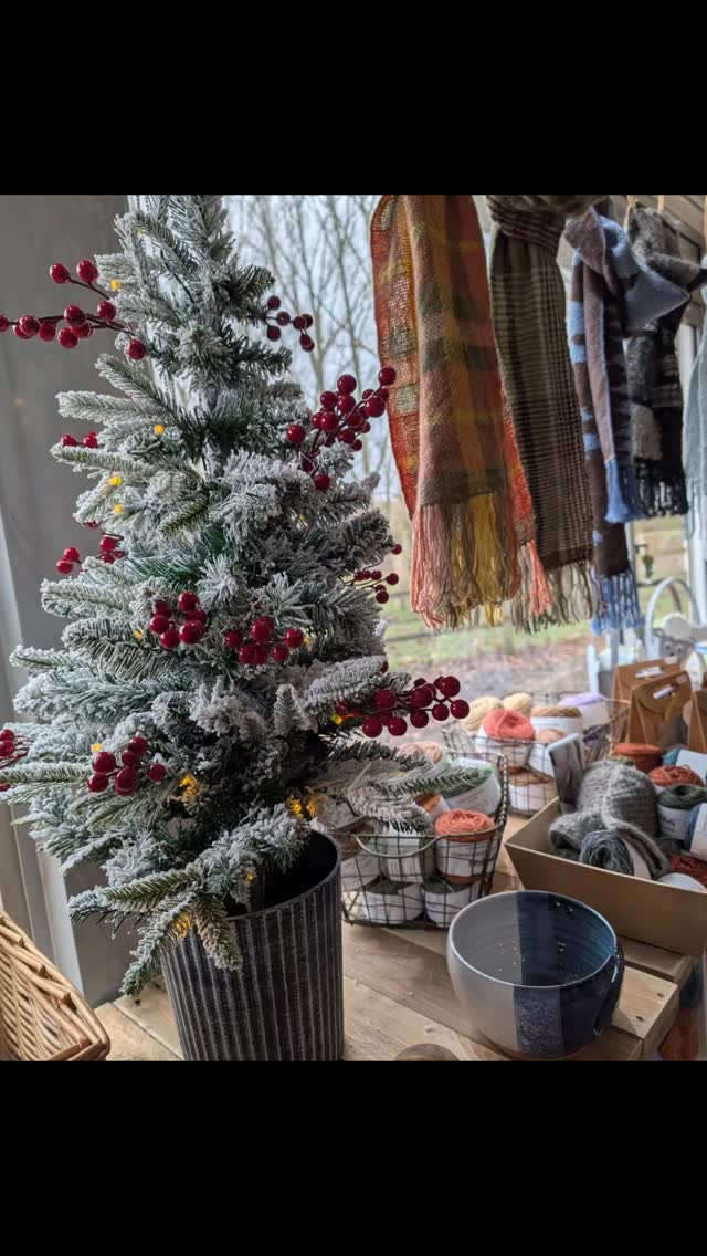 With a log fire burning, Christmas decorations up and Christmas music in the background we're warm and cheerful in the Studio today. Tomorrow and Saturday we'll be ramping up the Christmas atmosphere with mulled wine and mince pies.
#britishwool #rarebreedsheep #woolcraft #knitting #crochet
